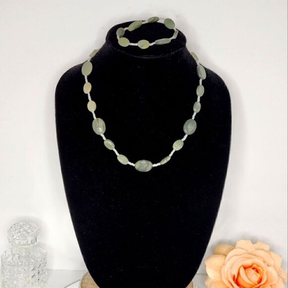 Jadeite nephrite silver necklace & bracelet set - Picture 3 of 11